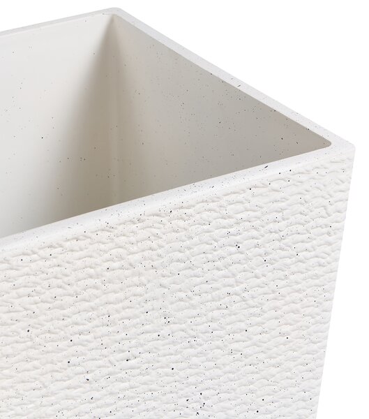 Sada 2 záhradných kvetináčov biela syntetický materiál vonkajšie kvetináče drážkovaný efekt terasa balkón