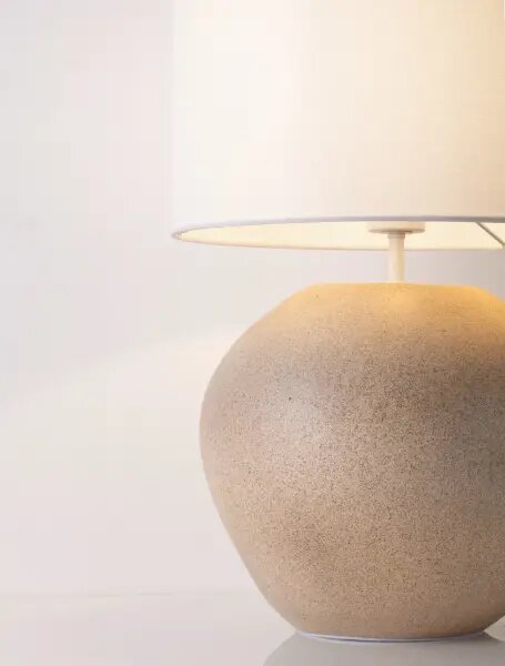 Dizajnová stolová lampa Mizu A – Smotanová