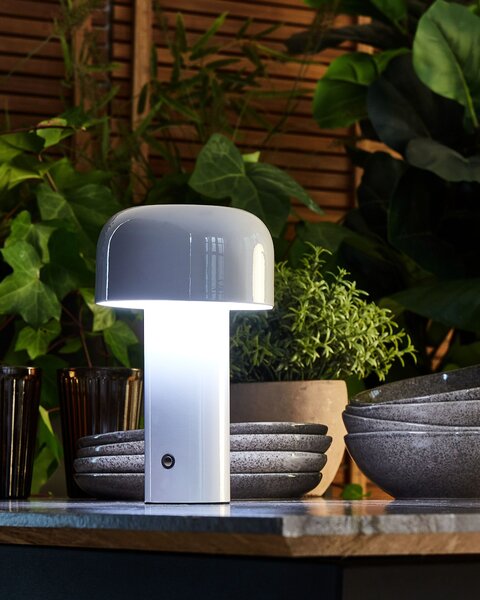 Stolná lampa biela železo s dotykovým vypínačom nabíjanie cez USB kábel bezdrôtová moderný štýl interiér exteriér