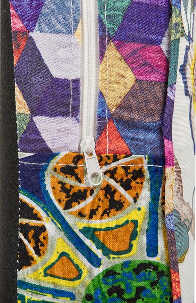 Kreslo viacfarebné modrá tkanina patchwork prešívanie s gombíkmi drevené nohy retro dizajn