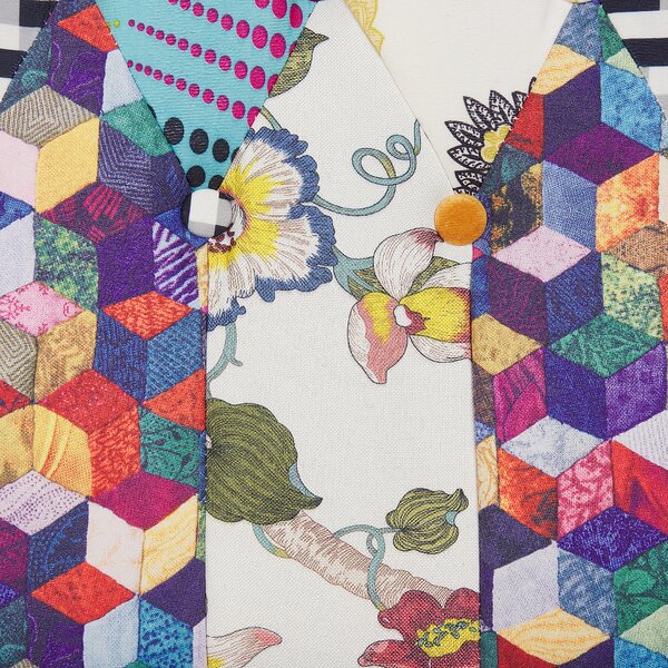 Kreslo viacfarebné modrá tkanina patchwork prešívanie s gombíkmi drevené nohy retro dizajn