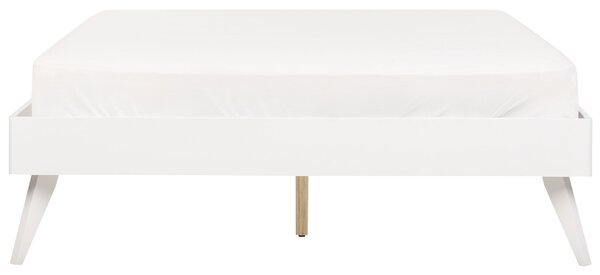 Posteľ biela MDF 140 x 200 cm lamelový rošt bez čela škandinávsky moderný štýl spálňa