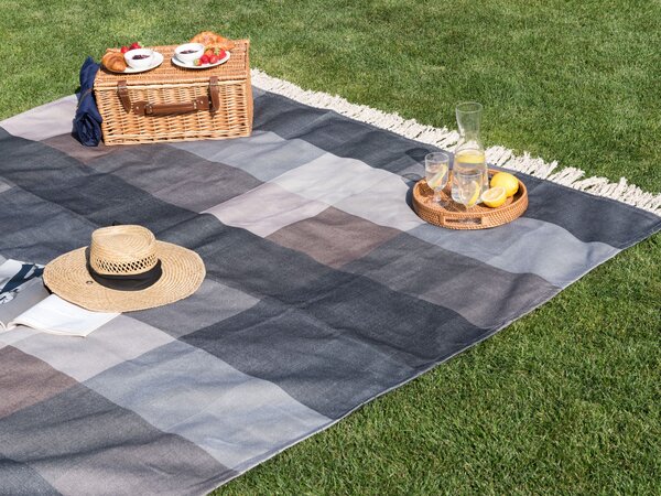 Pikniková deka sivá 200 x 200 cm ručná výroba so strapcami károvaný kockovaný vzor moderný boho štýl záhrada exteriér