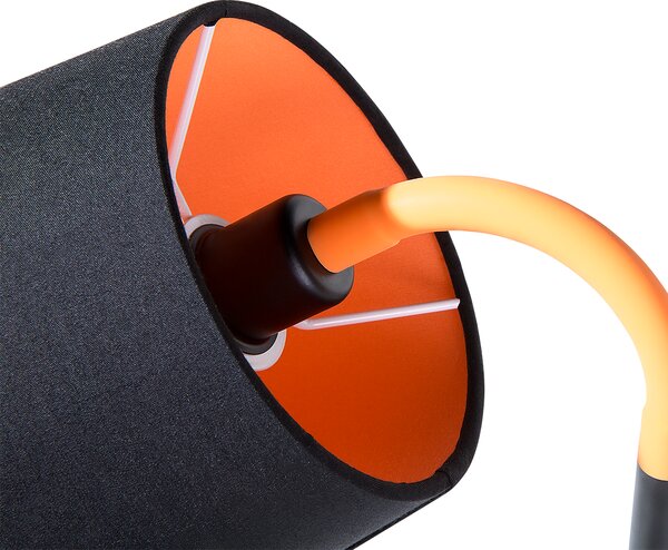 Stolná lampa s čiernym a oranžovým kovovým základným tienidlom dlhý kábel s vypínačom moderný minimalistický štýl