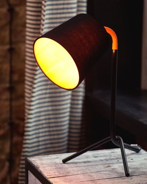 Stolná lampa s čiernym a oranžovým kovovým základným tienidlom dlhý kábel s vypínačom moderný minimalistický štýl