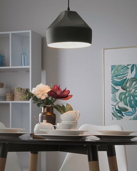 Závesná lampa čierna farba kovová okrúhly nepravidelný tvar 1 žiarovka moderná