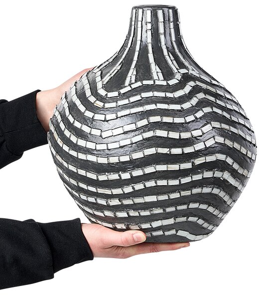 Dekoratívna váza čierna a biela terakotová 35 cm ručne vyrobená rustikálny vzor boho dizajn bytové doplnky
