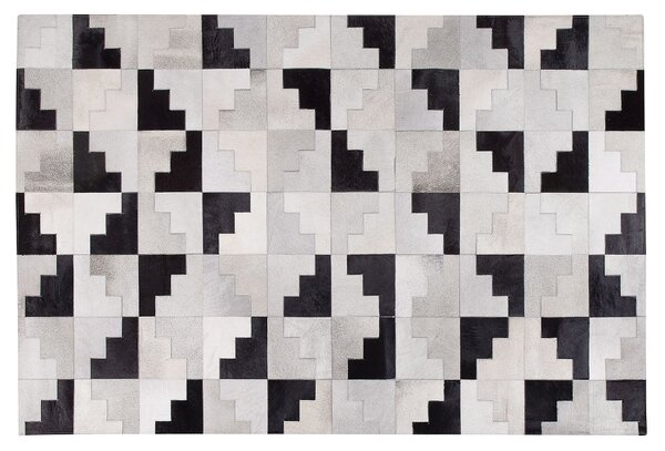 Koberec čierny a sivý kožený 140 x 200 cm moderný patchworkový ručne vyrobený obdĺžnikový koberec