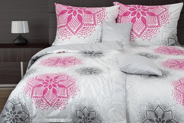 Glamonde luxusné obliečky Lace s ružovým a šedým vzorovaním na bielom podklade. 140×200 cm