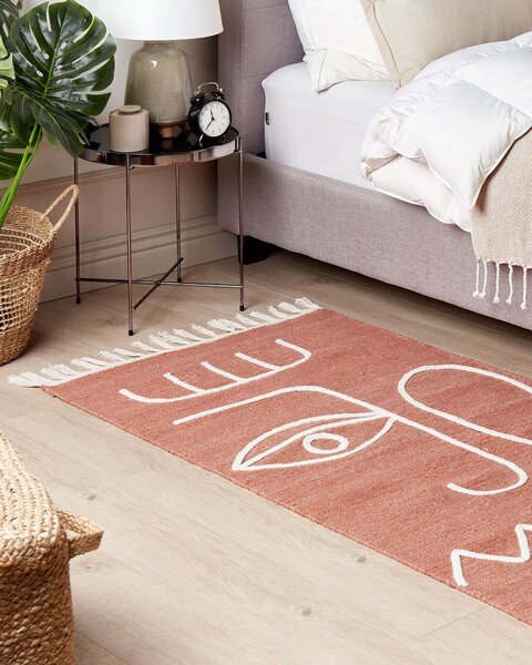 Koberec svetločervený polyester 80 x 150 cm ručne tkaný obdĺžnikový abstraktný vzor so strapcami boho do interiéru a exteriéru