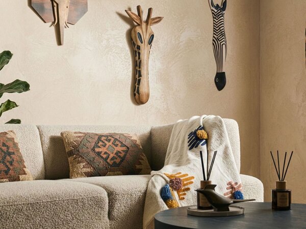 Nástenná dekorácia hnedá mangové drevo závesná v tvare žirafy ručná výroba boho swahili štýl doplnky