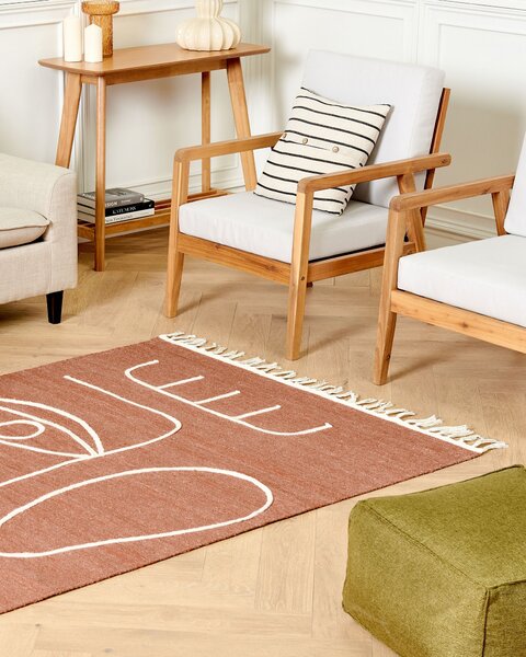 Koberec svetločervený polyester 140 x 200 cm ručne tkaný obdĺžnikový abstraktný vzor so strapcami boho do interiéru a exteriéru