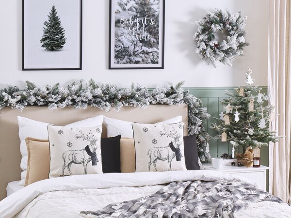Sada 2 dekoratívnych vankúšov biela čierna polyester 45 x 45 cm vianočný zvierací vzor motív soba štvorcový tvar moderný štýl doplnky