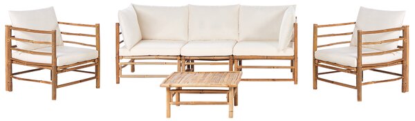 Záhradná sedacia súprava bambusové drevo krémovobiele vankúše 3-miestna pohovka s 2 kreslami stolík boho rustikálny dizajn