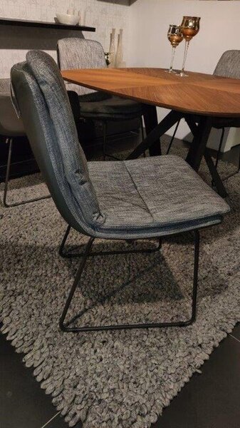 S700 pohodlná jedálenská stolička kovová lyžinová podnož