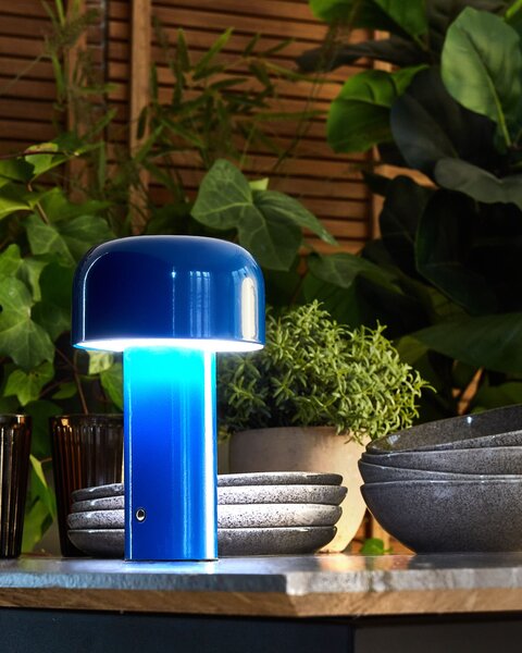 Stolná lampa modrá železo s dotykovým vypínačom nabíjanie cez USB kábel bezdrôtová moderný štýl interiér exteriér