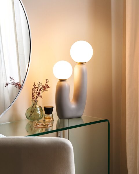Stolná lampa sivá biela okrúhle sklenené tienidlá podstavec v tvare U moderný štýl obývačka spálňa