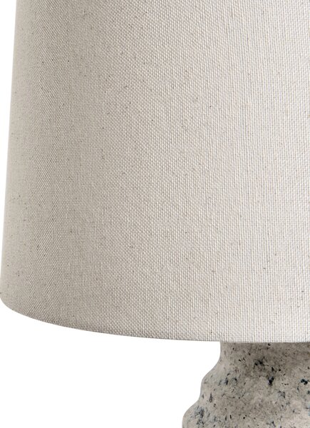Stolná lampa krémová biela keramický podstavec s kamenným vzhľadom ľanové tienidlo škandinávsky štýl obývacia izba spálňa