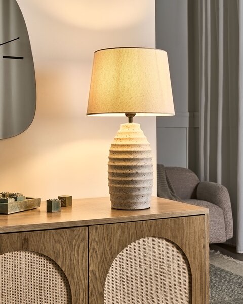 Stolná lampa krémová biela keramický podstavec s kamenným vzhľadom ľanové tienidlo škandinávsky štýl obývacia izba spálňa