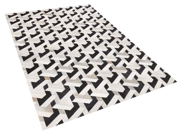 Koberec sivá čierna hovädzia koža 140 x 200 cm geometrický patchwork vzor moderný štýl obývačka spálňa