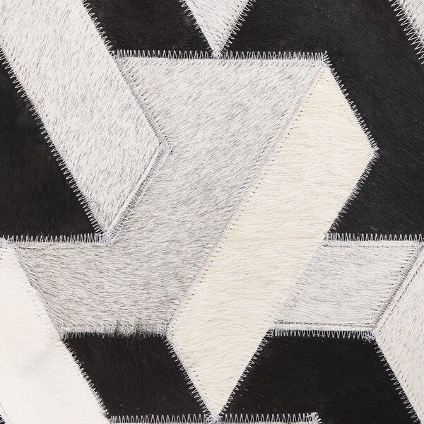 Koberec sivá čierna hovädzia koža 160 x 230 cm geometrický patchwork vzor moderný štýl obývačka spálňa