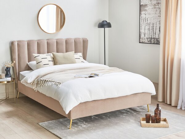 Posteľ sivobéžová zamatové čalúnenie 140 x 200 cm zlaté kovové nohy prešívané čelo s USB portom moderný glamour štýl spálňa