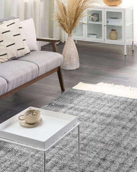 Koberec čierna a krémová biela 140 x 200 cm obdĺžnikový ručne tkaný so strapcami moderný dizajn