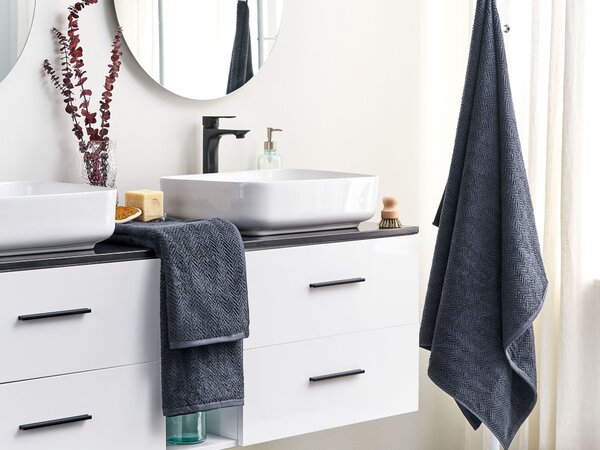 Sada 2 uterákov tmavomodrá froté bavlna 100 x 150 cm vzor chevron osuška klasický moderný štýl kúpeľňa