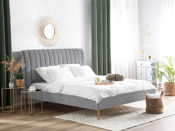 Čalúnená posteľ sivá zamatová 180 x 200 cm lamelový rošt vysoké čelo elegantný dizajn spálňa