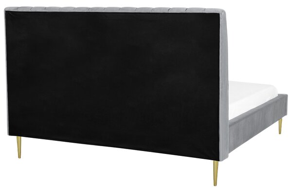 Čalúnená posteľ sivá zamatová 180 x 200 cm lamelový rošt vysoké čelo elegantný dizajn spálňa