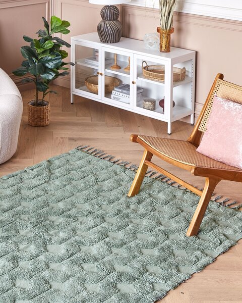 Koberec zelený bavlnený 140 x 200 cm geometrický vzor ručne všívaný so strapcami boho dizajn obývačka spálňa