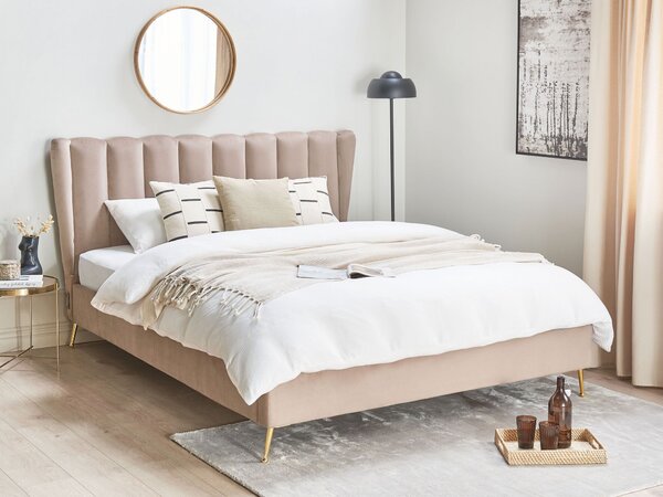 Posteľ sivobéžová zamatové čalúnenie 160 x 200 cm zlaté kovové nohy prešívané čelo s USB portom moderný glamour štýl spálňa