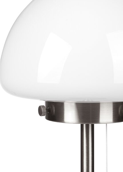 Stolná lampa strieborný kovový podstavec biele sklenené tienidlo vypínač na šnúrke minimalistický štýl kancelária