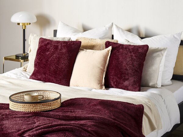 Dekoratívny vankúš bordový umelá kožušina polyester 45 x 45 cm bez vzoru jednofarebný štvorcový tvar boho štýl doplnky