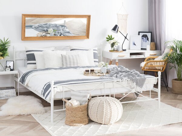 Posteľ biela kovový rám 160 x 200 cm s čelom lamelový rošt retro moderný štýl spálňa