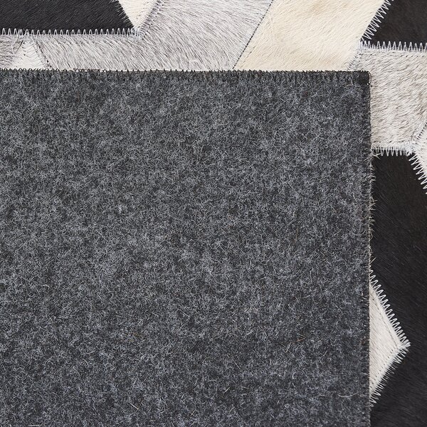 Koberec sivá čierna hovädzia koža 160 x 230 cm geometrický patchwork vzor moderný štýl obývačka spálňa