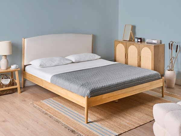 Posteľ svetlohnedá borovicové drevo 180 x 200 cm s čalúneným čelom a roštom moderný minimalistický štýl spálňa