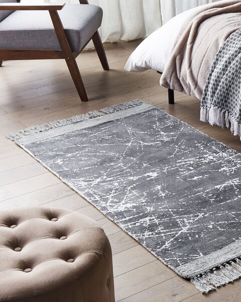 Koberec sivý viskóza a bavlna 80 x 150 cm so strapcami moderný glamour štýl