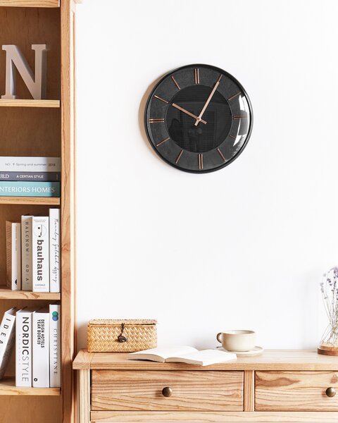 Nástenné hodiny čierne kovové syntetický materiál ø 34 cm glamour dizajn bez číslic doplnky do obývacej izby