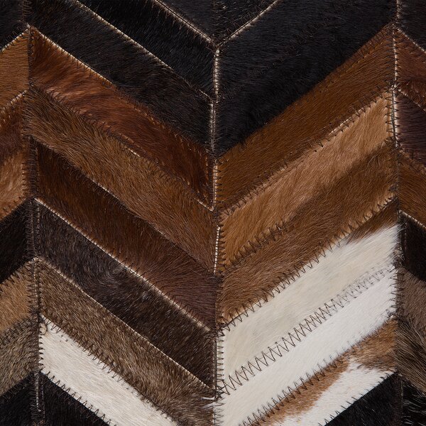 Koberec viacfarebný čierna hnedá béžová hovädzia koža 160 x 230 cm vzor chevron ručná výroba moderný rustikálny štýl obývačka spálňa