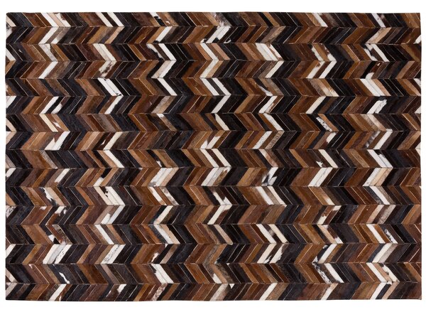 Koberec viacfarebný čierna hnedá béžová hovädzia koža 160 x 230 cm vzor chevron ručná výroba moderný rustikálny štýl obývačka spálňa