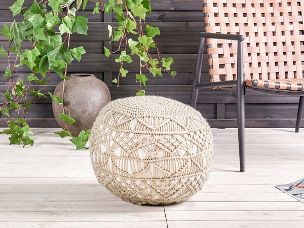 Záhradný puf béžový syntetický materiál 50 x 50 cm okrúhly tvar pletený makramé vzor taburet podnožka boho štýl interiér exteriér