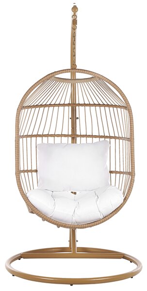 Závesné kreslo béžové z umelého ratanu s oceľovým stojanom a vankúšom obývačka terasa balkón boho rustikálny štýl