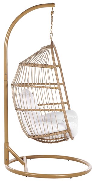 Závesné kreslo béžové z umelého ratanu s oceľovým stojanom a vankúšom obývačka terasa balkón boho rustikálny štýl