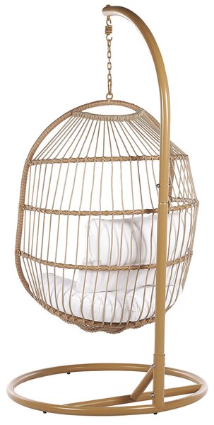 Závesné kreslo béžové z umelého ratanu s oceľovým stojanom a vankúšom obývačka terasa balkón boho rustikálny štýl