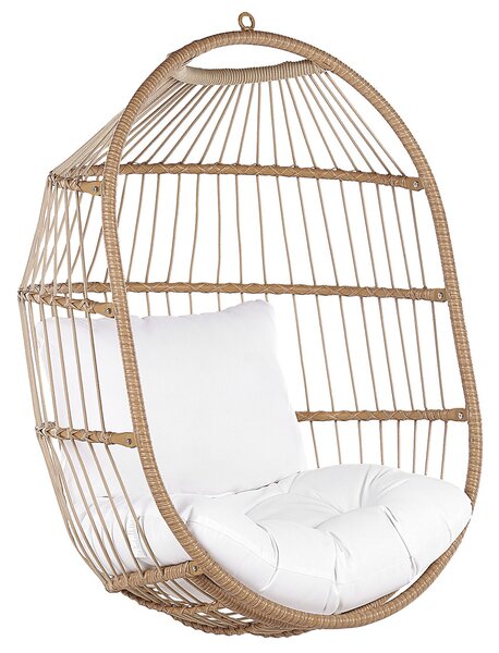Závesné kreslo béžové z umelého ratanu s oceľovým stojanom a vankúšom obývačka terasa balkón boho rustikálny štýl