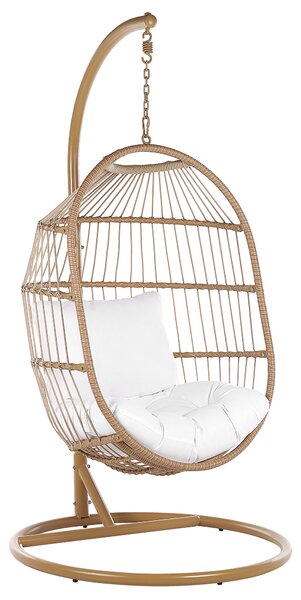 Závesné kreslo béžové z umelého ratanu s oceľovým stojanom a vankúšom obývačka terasa balkón boho rustikálny štýl
