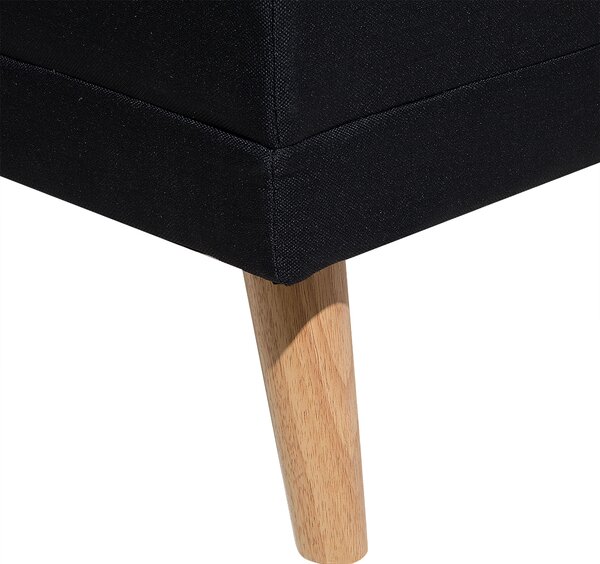 Taburet čierny látkové čalúnenie drevené nohy moderná minimalistická obývacia izba