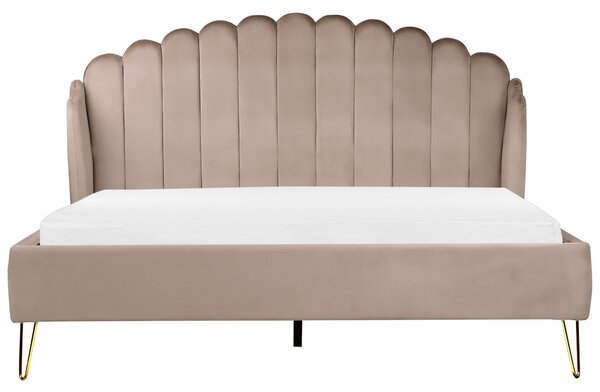 Posteľ sivobéžová zamatová 180 x 200 cm čalúnený rám postele kovové nohy retro dizajn zaoblené prešívané čelo v tvare mušle