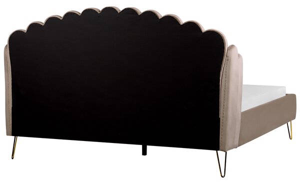 Posteľ sivobéžová zamatová 180 x 200 cm čalúnený rám postele kovové nohy retro dizajn zaoblené prešívané čelo v tvare mušle